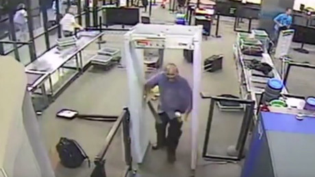 Video espeluznante: Hombre con un machete siembra el caos en un aeropuerto de EE.UU.