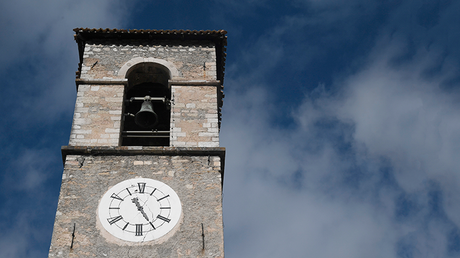Grietas en el reloj del campanario de una iglesia en Ussita, en el centro de Italia tras la serie de sismos registrados en el país.