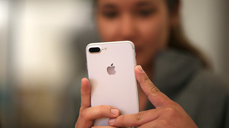 Un cliente ve el nuevo 'smartphone' iPhone 7 en  una tienda de Apple Inc. en Los Ángeles, California (EE.UU.). 16 de Septiembre, 2016