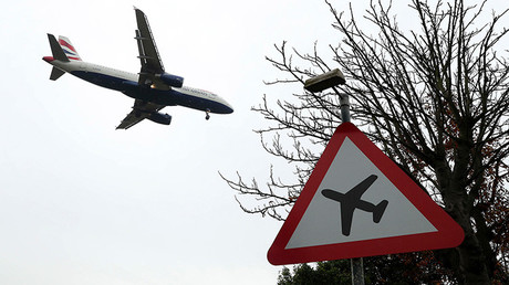 Un avión de British Airways desciende para aterrizaje en el aeropuerto londinense de Heathrow.