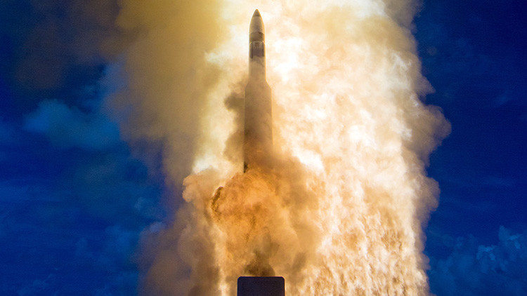 Un misil SM-3 Block 1B es lanzado desde el crucero USS Lake Erie de la Armada de EE.UU.
