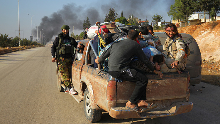 Combatientes rebeldes montan una camioneta con los civiles que huyeron de las zonas de conflicto en la localidad de Dahiyat al Assad, al oeste de la ciudad de Alepo, Siria. 30 de octubre, 2016