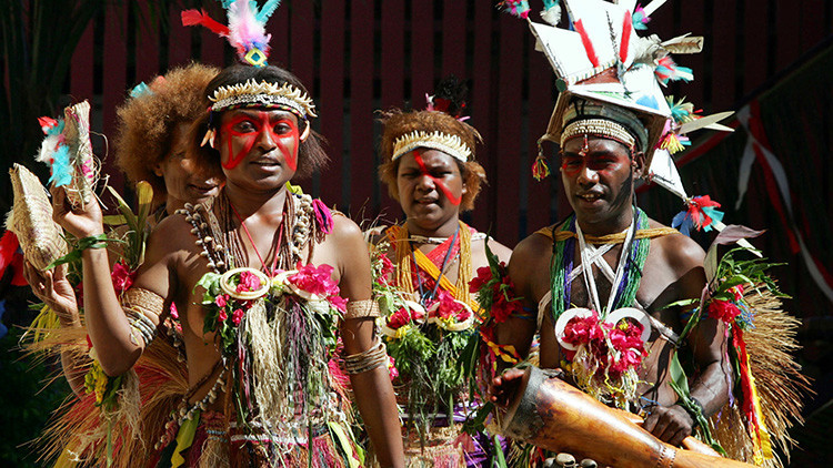 Danzas tradicionales de la provincia del Norte de Papúa Nueva Guinea. Octubre 29, 2005.