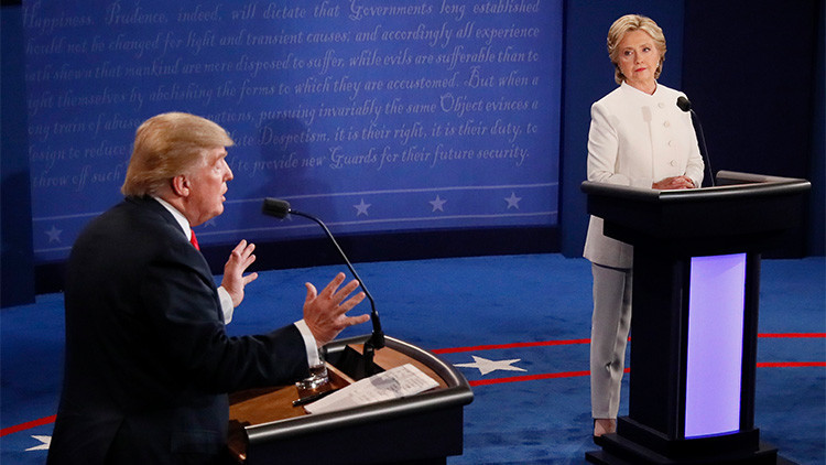El candidato republicano a la presidencia de EE.UU., Donald Trump, habla ante la mirada de Hillary Clinton durante el tercer y último debate presidencial en Las Vegas, Nevada (EE.UU.), 19 de octubre de 2016.