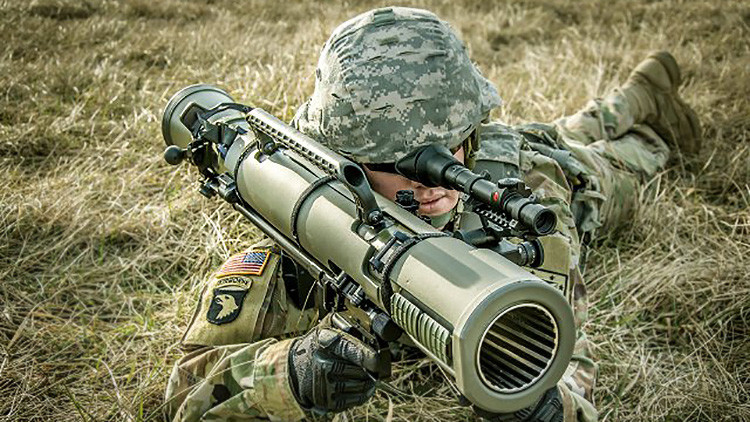 Un soldado de EE.UU. prueba el bazuca multifuncional M3E1