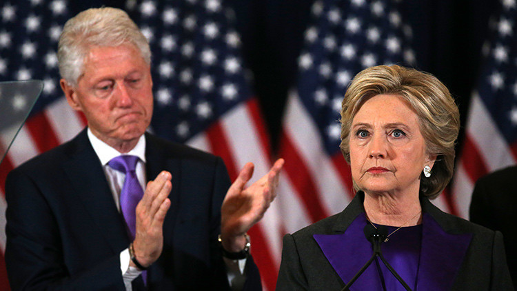 El ex presidente de EE.UU., Bill Clinton, junto con su esposa, la candidata demócrata a la Casa Blanca, Hillary Clinton