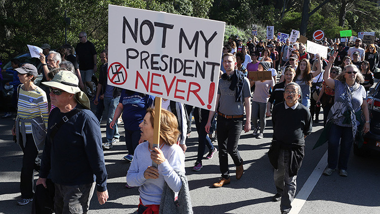 Una mujer sostiene un cartel durante una manifestación contra el Presidente electo Donald Trump en Golden Gate Park, San Francisco (California).  13 de Noviembre de 2016.