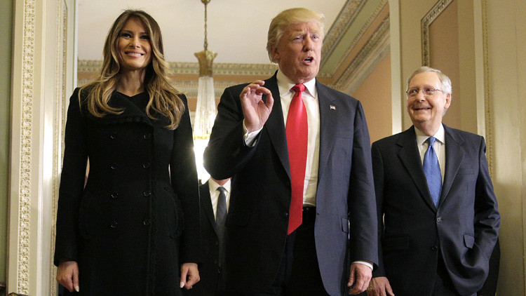 El presidente electo Donald Trump responde a una pregunta de la prensa mientras camina junto a su esposa Melania Trump y el senador Mitch McConnell. Washington, EE.UU. 10 de noviembre de 2016.