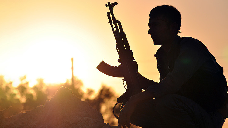 Combatiente kurdo posando cerca de la ciudad siria de Ain Issi, a unos 50 kilómetros al norte de Raqa.