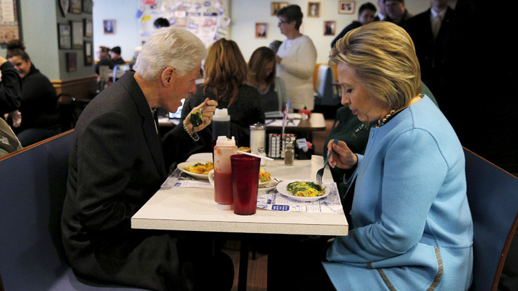 Hillary Clinton desayuna  junto con su esposo, el expresidente de EE.UU., Bill Clinton, en New Hampshire, 8 de febrero de 2016.