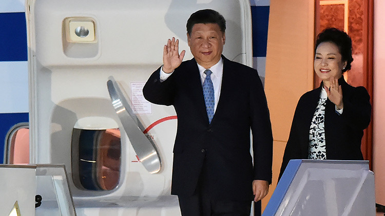 El presidente chino, Xi Jinping y su mujer, Peng Liyuan, a su llegada al aeropuerto internacional en Lima, Perú, con motivo de la cumbre de APEC, el 18 de noviembre de 2016.