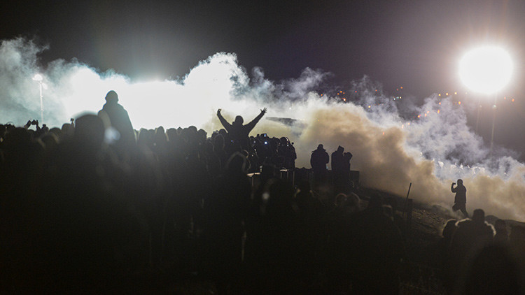 La Policía de Dakota del Norte lanza gases lacrimógenos contra los manifestantes.
