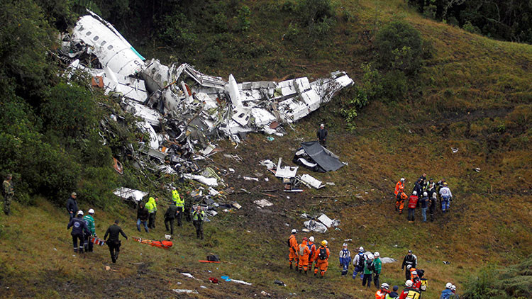 Escombros del avión estrellado en Colombia con el equipo del Chapecoense cerca de Medellín.