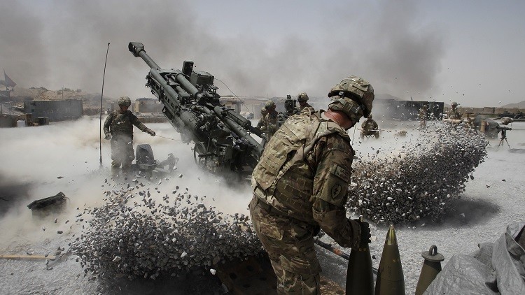 Soldados estadounidenses lanzan un ataque de obús contra una base en el distrito de Panjwai, en la provincia de Kandahar, al sur de Afganistán, el 12 de junio de 2011.