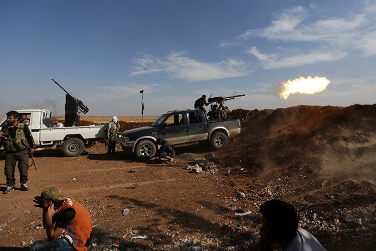 Combatientes rebeldes en la ciudad de Marea disparan un arma en la ciudad de Tell Rifaat, controlada por las Fuerzas Democráticas Sirias, en la provincia de Alepo, Siria. 21 de octubre, 2016