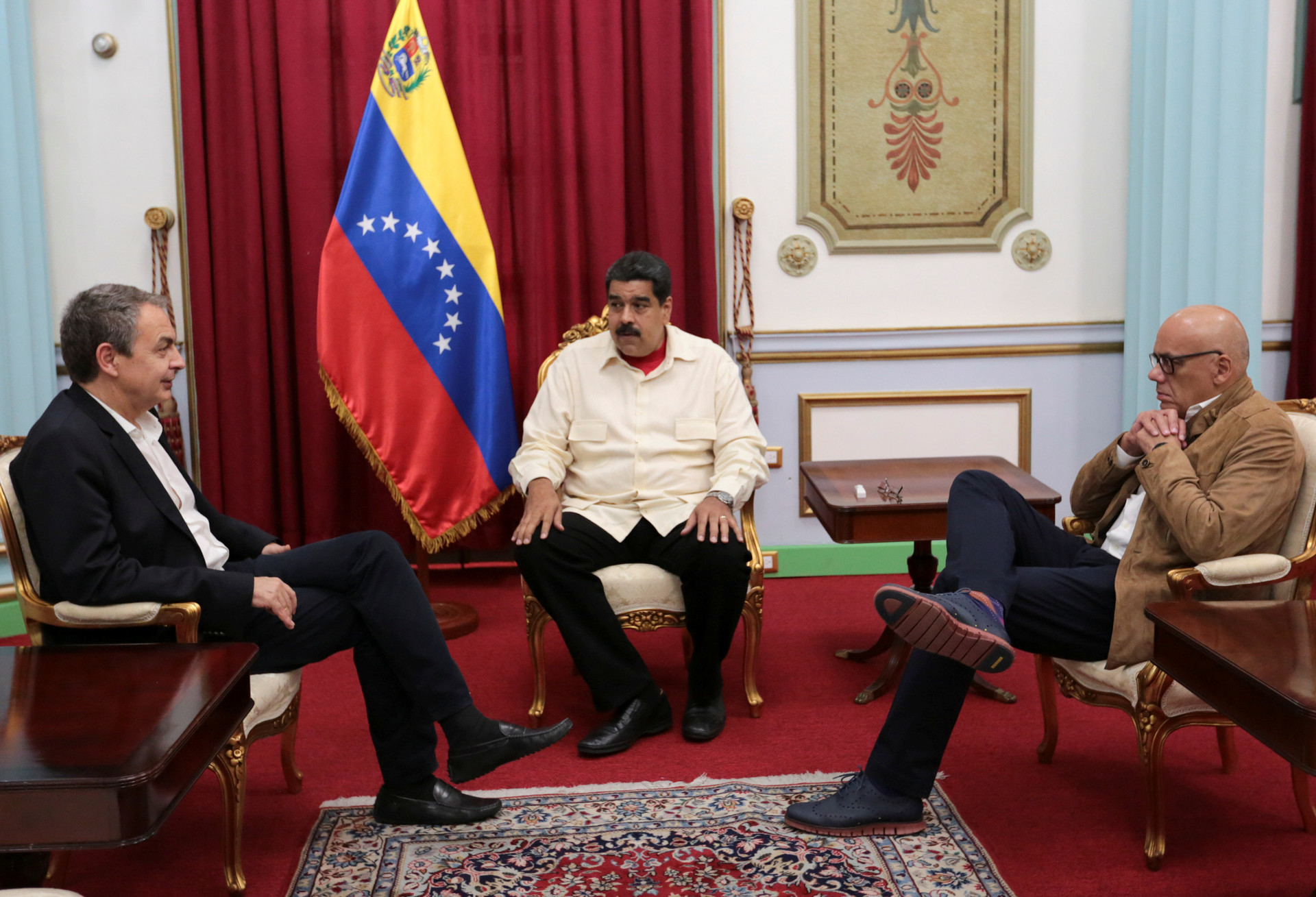 Nicolás Maduro y el ex presidente del Gobierno de España, José Luis Rodríguez Zapatero, 31 de octubre de 2016.