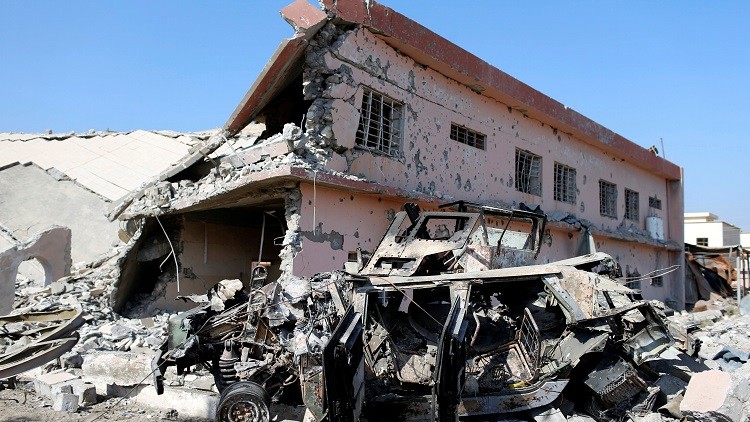 Un edificio y un vehículo militar destrozados por los combates entre las fuerzas iraquíes y el Estado Islámico en Bajdida, cerca de Mosul, Irak, el 30 de octubre de 2016.