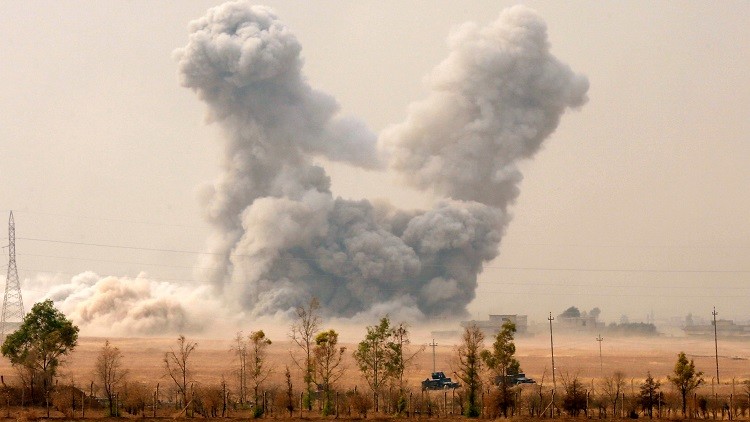 Columnas de humo se elevan junto a la ciudad de Bashiqa, cerca de Mosul, Irak, tras un ataque aéreo de EE.UU., el 24 de octubre.