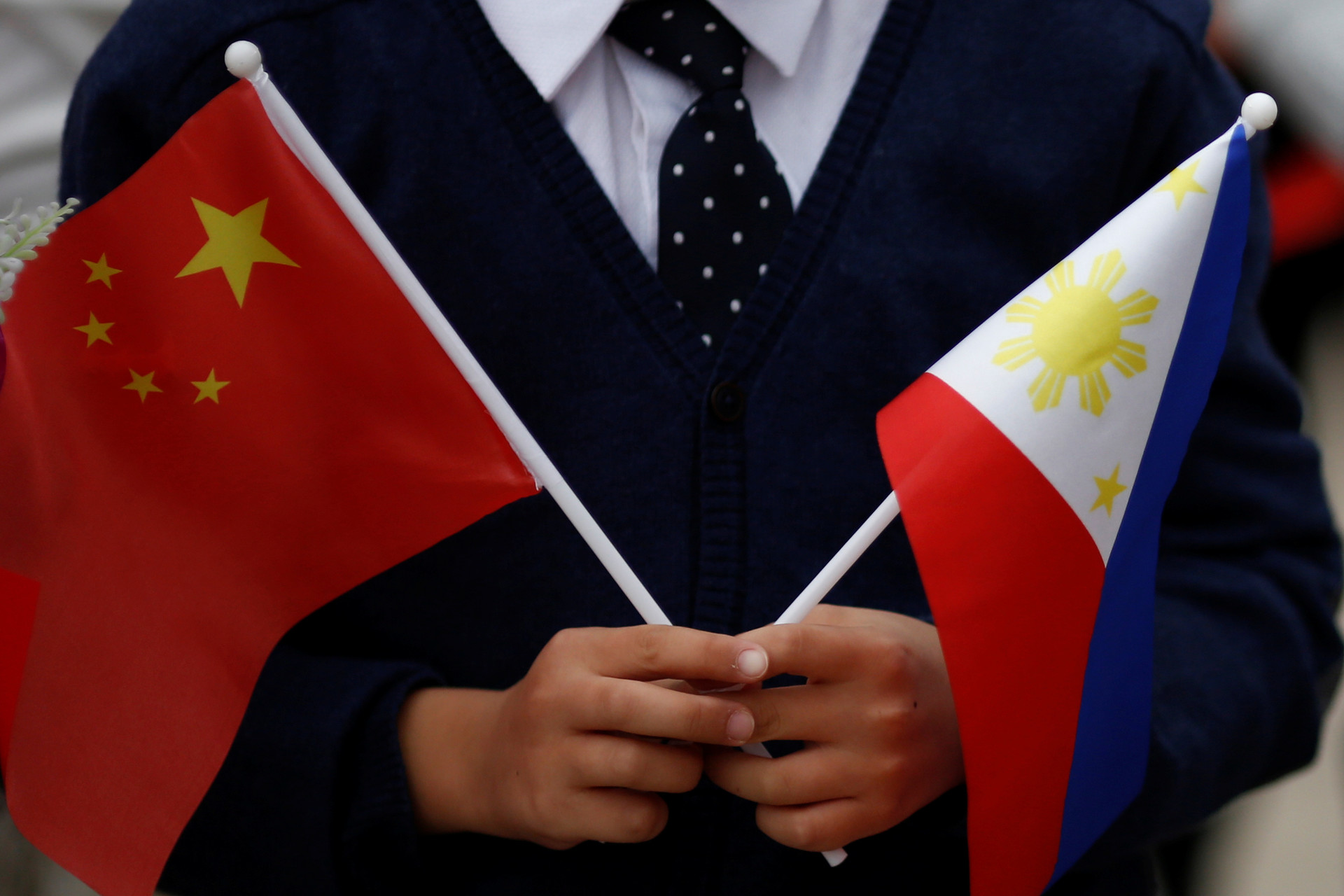Banderas de China y Filipinas en la reunión de los presidentes de ambos países, Xi Jinping y Rodrigo Duterte, en Pekín, el 20 de octubre de 2016.