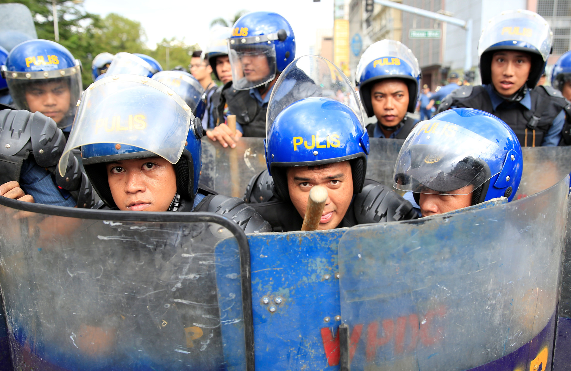 La Policía antidisturbios durante una protesta contra las tropas estadounidenses en Filipinas frente de la Embajada de EE.UU. en Manila, el 27 de octubre de 2016.