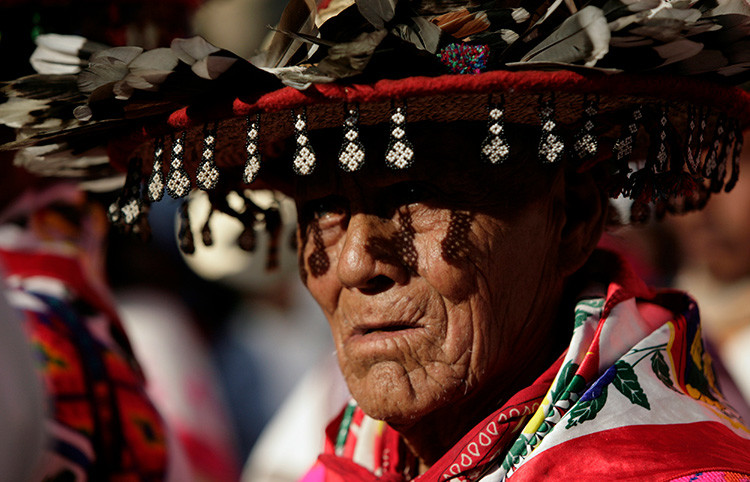 Un anciano huichol vestido de un sombrero tradicional participa en una protesta en la Ciudad de México el 27 de octubre de 2011 contra la construcción de una mina de plata en Wirikuta por parte de la compañía canadiense First Majestic Silver Corporation