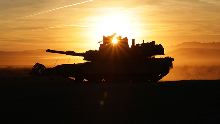 Soldados del Ejército estadounidense conducen un vehículo blindado M1A2 Abrams en el centro de entrenamiento Fort Irwin, estado de California, EE.UU. 7 de octubre de 2016.