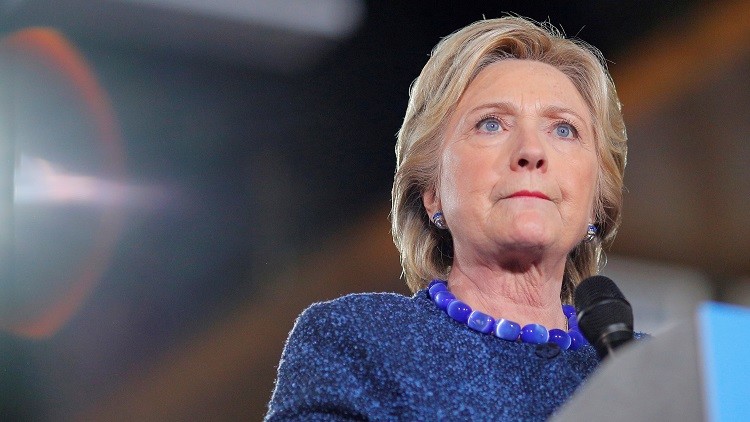 La candidata demócrata a la presidencia de EE.UU., Hillary Clinton, habla en un mitin de campaña en Des Moines, Iowa, EE.UU., el 28 de octubre de 2016.