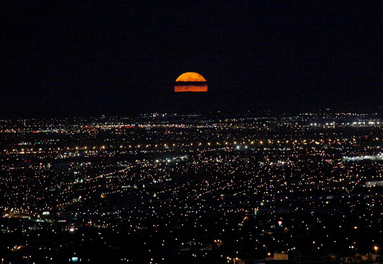 Una luna llena se eleva sobre Ciudad Juárez, Chihuahua, México, 9 de septiembre de 2014