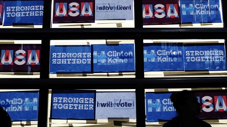 Posters de campaña de la candidata demócrata a la Casa Blanca, Hillary Clinton, en Detroit, Michigan, EE.UU., el 4 de noviembre de 2016.