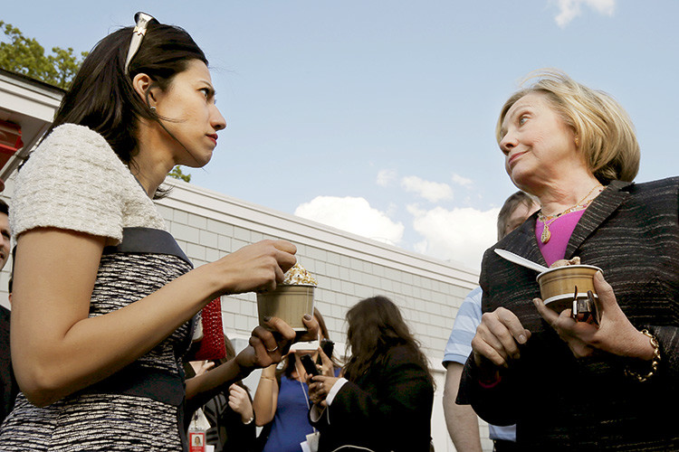La candidata presidencial estadounidense y su asesora comparten un momento de descanso en Derry, New Hampshire. 22 de mayo de 2015.