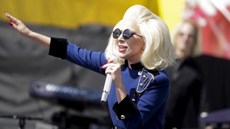 La cantante Lady Gaga actúa en un concierto de la Fundación Elton John para la lucha contra el VIH en West Hollywood en California, Estados Unidos el 27 de febrero de 2016.