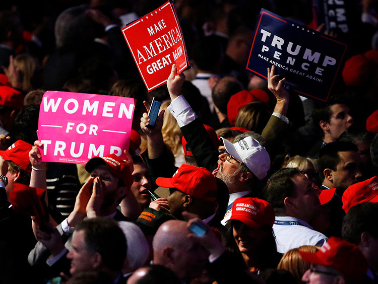 Seguidores de Donald Trump celebrando su victoria durante la noche electoral