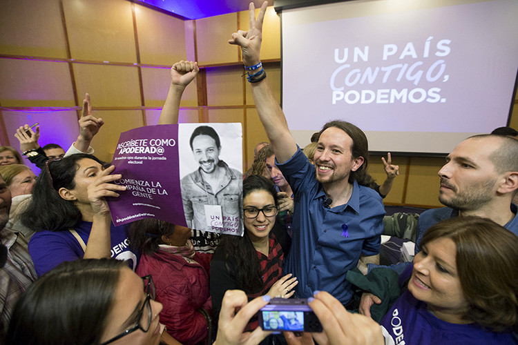 El líder de Podemos, Pablo Iglesias, rodeado de seguidores durante un acto de campaña