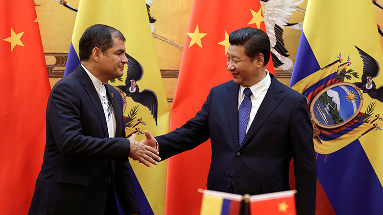 El mandatario chino Xi Jinping y su homólogo ecuatoriano Rafael Correa en Pekín, el 7 de enero de 2015.