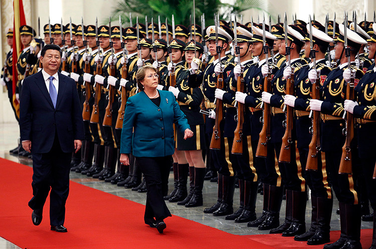 El presidente Xi Jinping y su homóloga chilena Michelle Bachelet en la capital china, el 12 de noviembre de 2014.