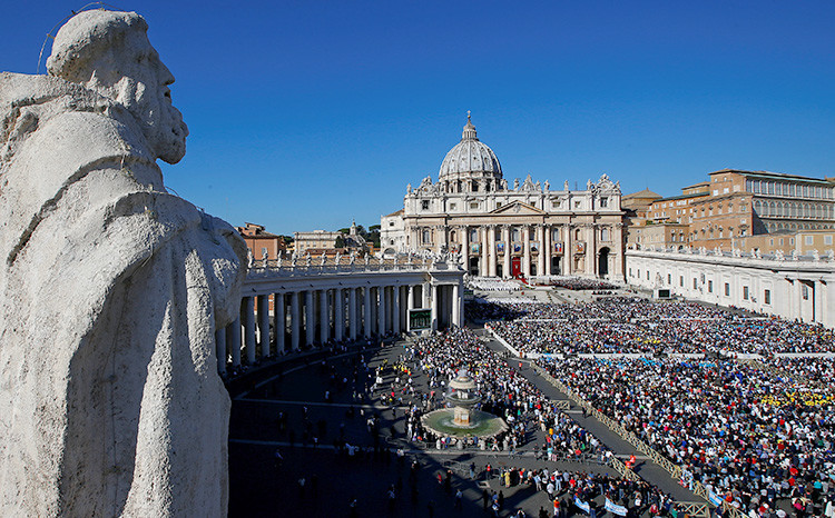 El papa Francisco celebra una misa de canonización en la Plaza de San Pedro en el Vaticano, el 16 de octubre de 2016.