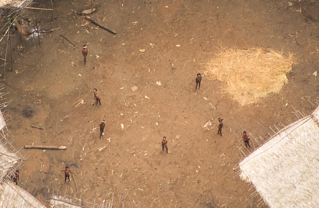 Indígenas aislados yanomamis vistos desde el aire en el centro de su yano (casa comunal). Se estima que un centenar de individuos habitan en ella