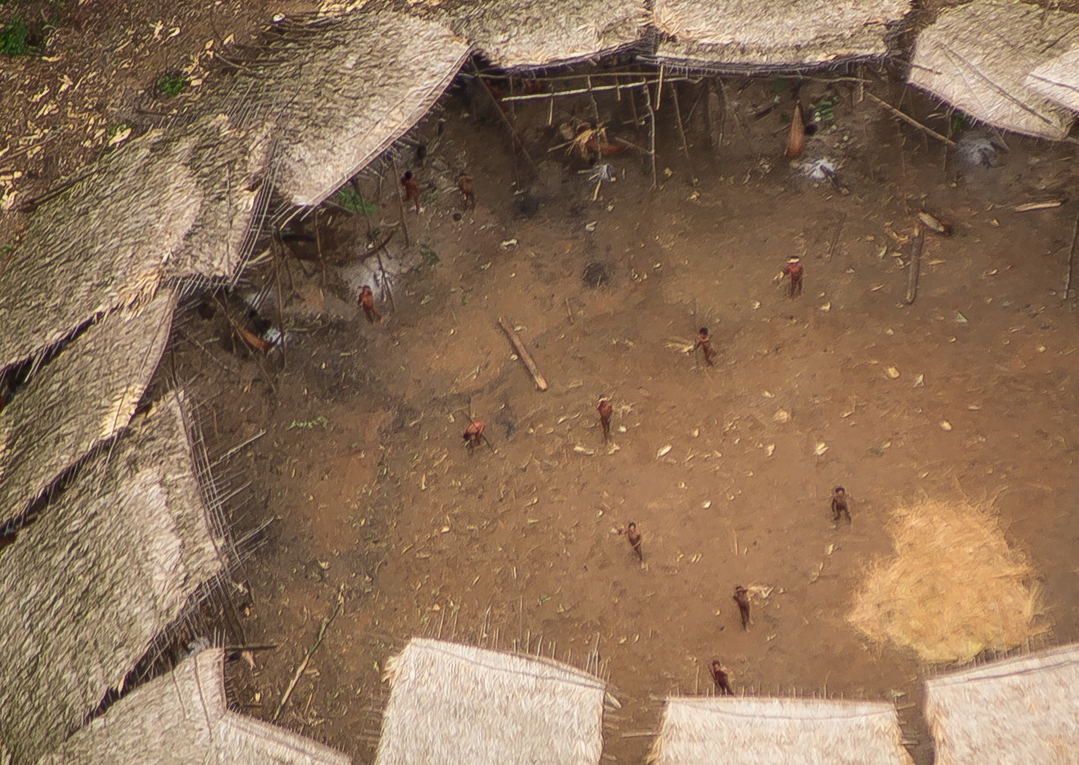 Indígenas aislados yanomamis fotografiados desde el aire cerca de la frontera con Venezuela. Parecen gozar de buen estado de salud y su población parece haber aumentado