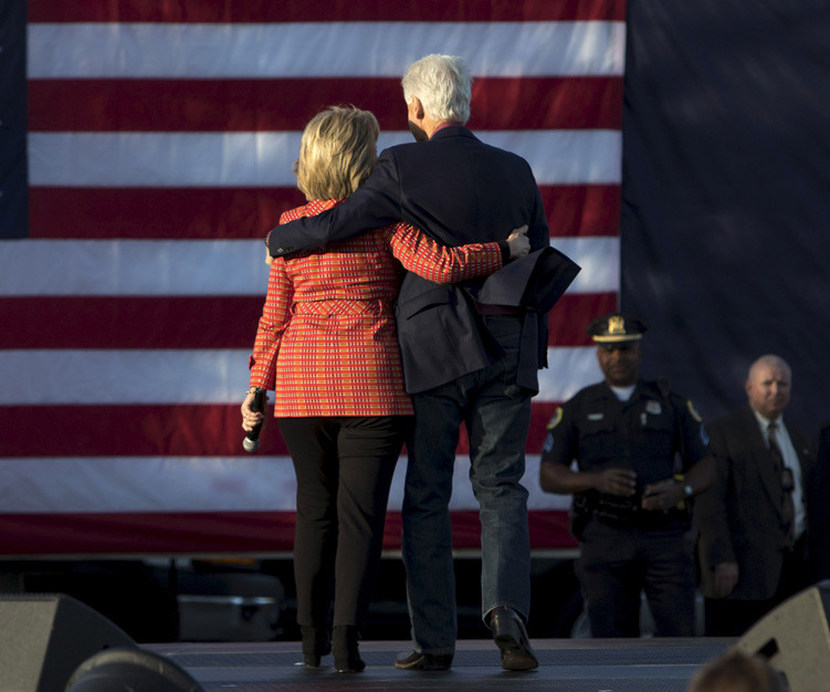 Hillary Clinton se marcha de un evento electoral junto con su esposo, el expresidente de EE.UU., Bill Clinton, en Des Moines, Iowa, 24 de octubre 2014.