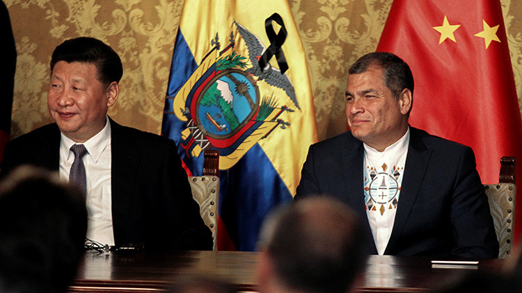 El presidente chino, Xi Jinping, (izquierda) participa en una ceremonia especial con el presidente ecuatoriano, Rafael Correa, en Quito, Ecuador, el 17 de noviembre de 2016.