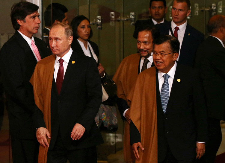 El presidente ruso Vladímir Putin, el sultán de Brunéi Haji Hassanal Bolkiah y el vicepresidente de Indonesia Jusuf Kalla en la cumbre del APEC en Lima, Perú
