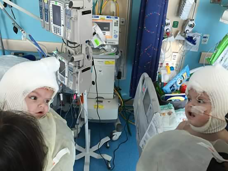 Jadon y Anias se ven por primera vez tras la operación.
