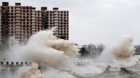Olas causadas por una tormenta de viento golpean una zona costera de Montevideo, Uruguay, 27 de octubre de 2016.