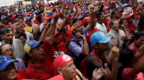 Partidarios del presidente venezolano, Nicolás Maduro, gritan consignas de apoyo a las afueras del edificio de la Asamblea Nacional en Caracas, Venezuela 1 de noviembre de 2016.