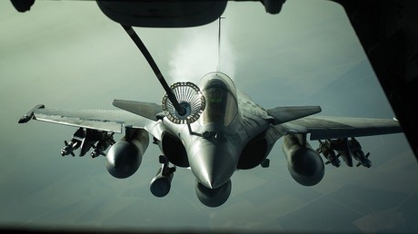 Un caza francés Dassault Rafale recibe combustible de un avión cisterna KC-10 de la Fuerza Aérea estadounidense cerca de Irak, el 26 de octubre de 2016.