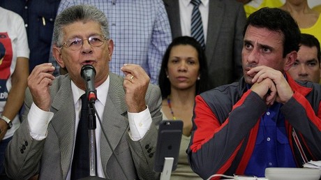Henry Ramos Allup, presidente de la Asamblea Nacional yDiputado de la alianza de partidos de oposición (MUD), habla durante una conferencia de prensa al lado del gobernador del estado Miranda, Henrique Capriles, en Caracas. 21 de octubre de 2016