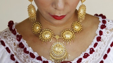 Una mujer luce joyas de oro, parte del vestido tradicional conocido como Pollera, en Las Tablas, la provincia de Los Santos, Panamá, el 10 de enero de 2015.
