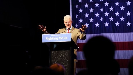 El expresidente de Estados Unidos Bill Clinton pronuncia un discurso de apoyo a su esposa y candidata demócrata al cargo presidencial, Hillary Clinton, en Sioux Falls, Dakota del Sur, EE.UU. el 20 de mayo de 2016.