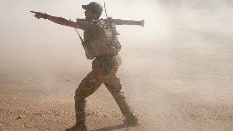 Un miembro de las fuerzas especiales de Irak realiza indicaciones durante los combates con el Estado Islámico en la ciudad de Al Shura, cerca de Mosul, Irak, el 29 de octubre de 2016.