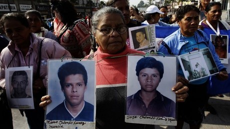 Una mujer hondureña muestra en Ciudad de México las fotografías de sus hijos, de 11 y 26 años, desaparecidos en su camino a EE.UU. a través de México, el 28 de octubre de 2012.